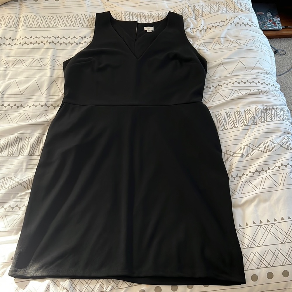 V-neck Sleeveless Black Dress with Keyhole Back